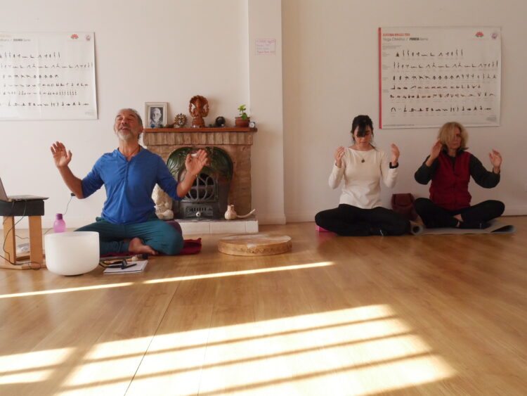 Foto de Ale guiando un ejercicio del Breathwork ACH